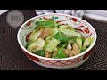 Жареная свинина с капустой и зеленым перцем. Японская кухня в Токио.