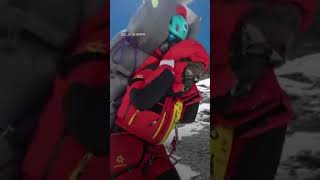 Mount Everest Sherpa carries hiker suffering hypothermia down the mountain on his back screenshot 2