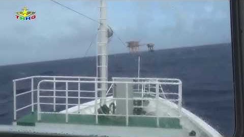 Nhà giàn DK1/11 cứu nạn 30 ngư dân tàu cá QNa 95654 TS