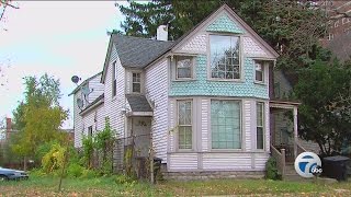 Detroit mother complains about landlord