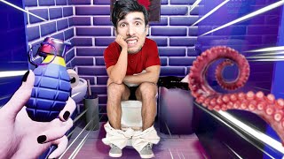 INTRAPPOLATO IN BAGNO con UNO STRANO VICINO!? | Toilet Chronicles