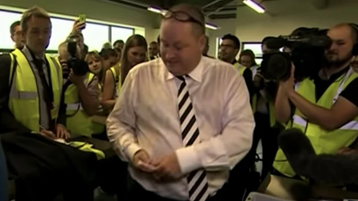 Mike Ashley pulls out a wad of 50 notes at a Sport...