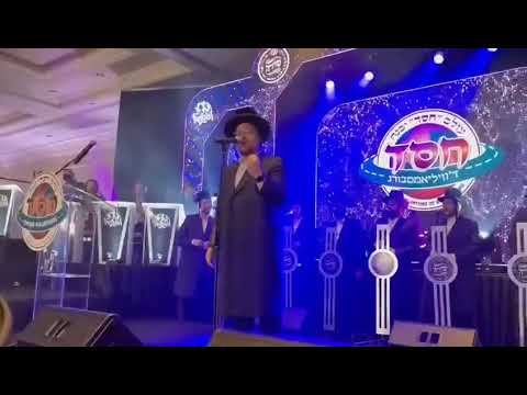 Lipa Schmeltzer Showing Off His Flaunt Capabilities To Sing Fast, At Chesed Event