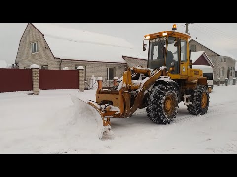 Амкодор 332С4 на очистке снега