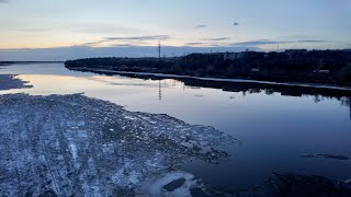 В районе Южного моста на Самарке начал сходить лед. 4 апреля 2024