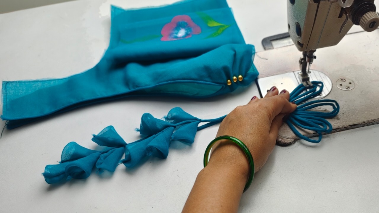 Bahut hi aasani se banaye yah khubsurat blouse design