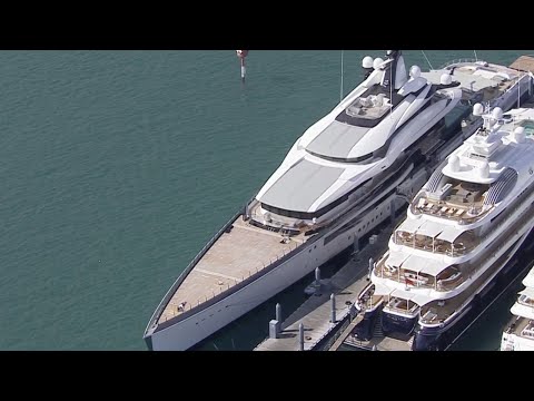 Cowboys owner Jerry Jones sails into town for Super Bowl