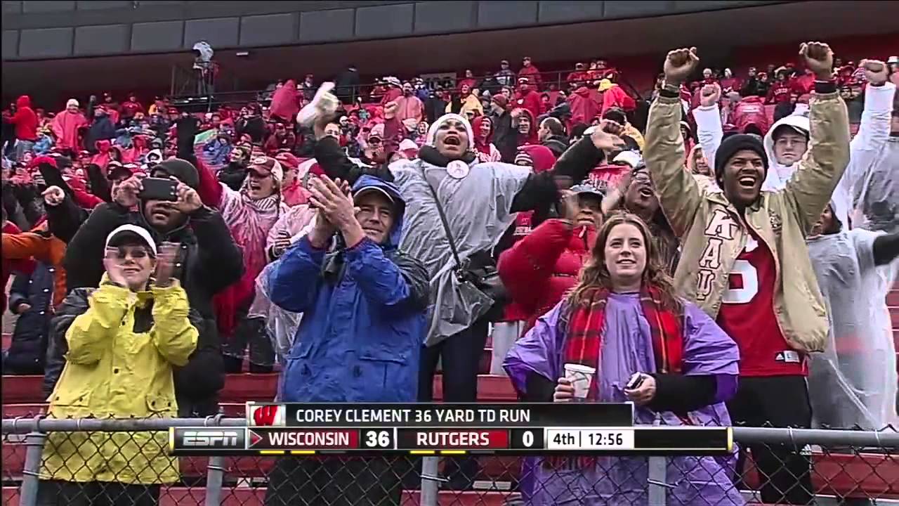 Wisconsin fan starts singing "Sweet Caroline" after Corey Clement