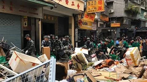 Chinese PLA soldiers clear up debris in typhoon struck Macau - DayDayNews