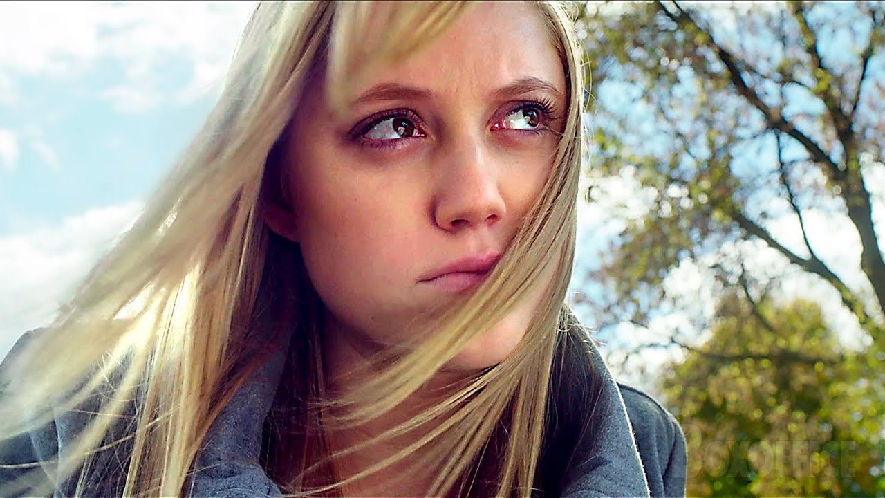 “All you can do is pass the curse on to someone” | It Follows | CLIP