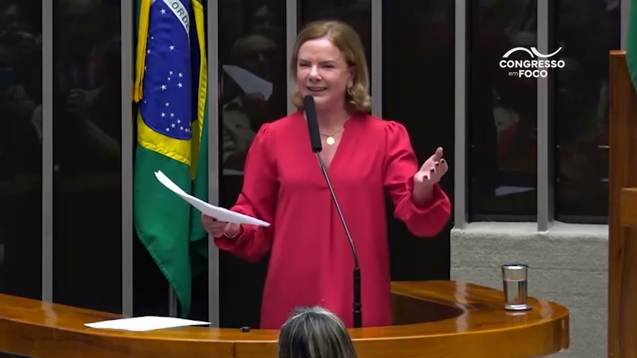 Gleisi Hoffmann canta trecho de samba-enredo em homenagem a Lula