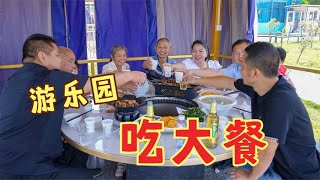 农村四哥一家7口去蹭饭，老同学请吃大餐，一桌10个菜，吃过瘾了