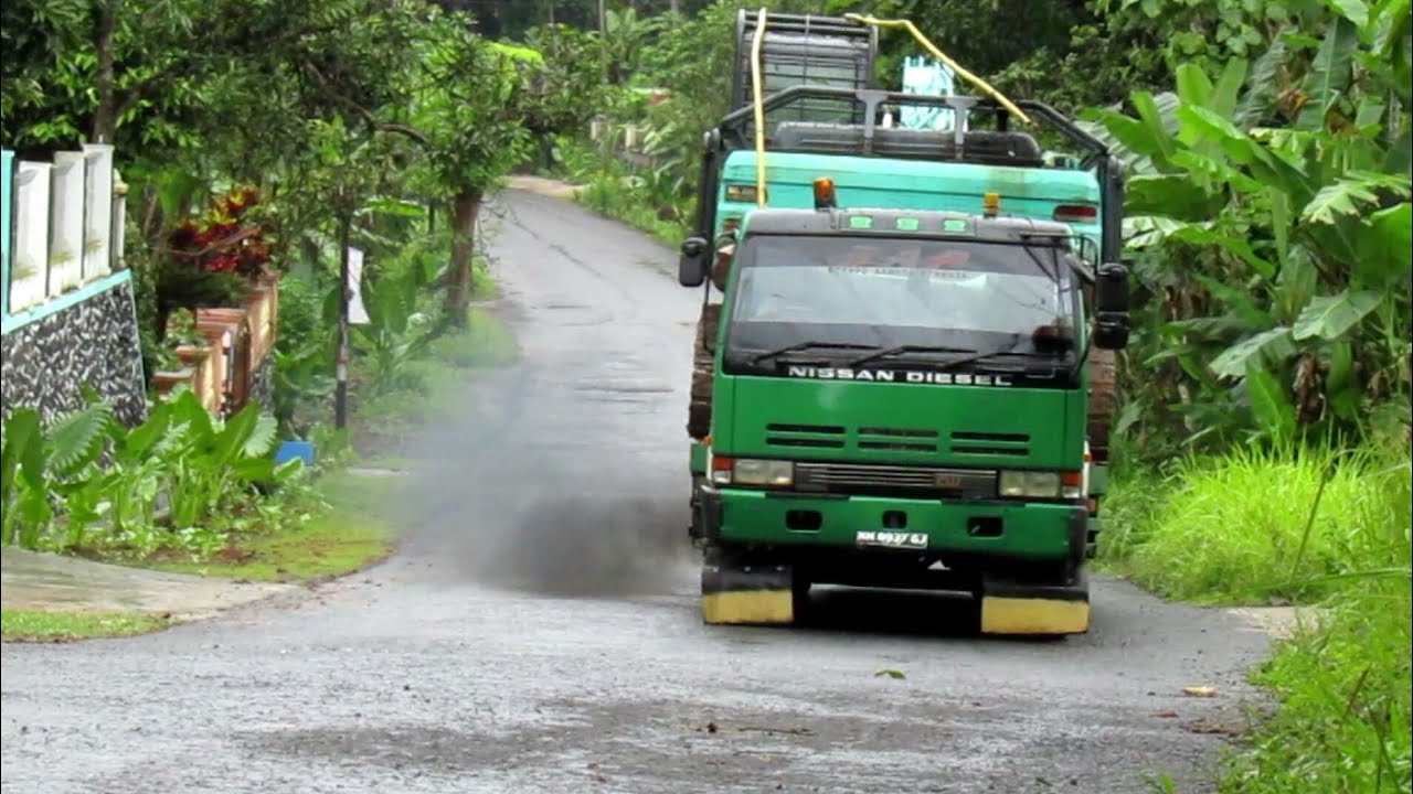  Truk  Nissan  Diesel  Big Thumb Selfloader Angkut Exavator 