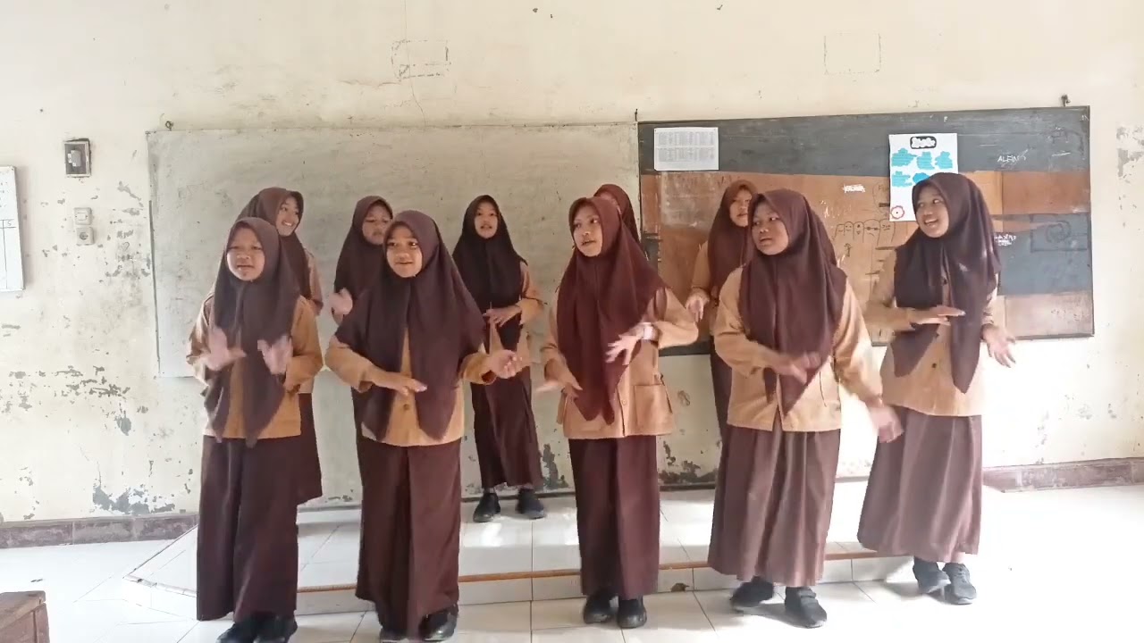 PRAKTEK BERNYANYI UNISONO LAGU AMPAR-AMPAR PISANG KELAS 8.5 SMP NEGERI 2 PADANG TUALANG 2022