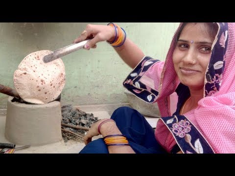 Indian girl is making Bread for morning breakfast , Healthy food هندي فتاة