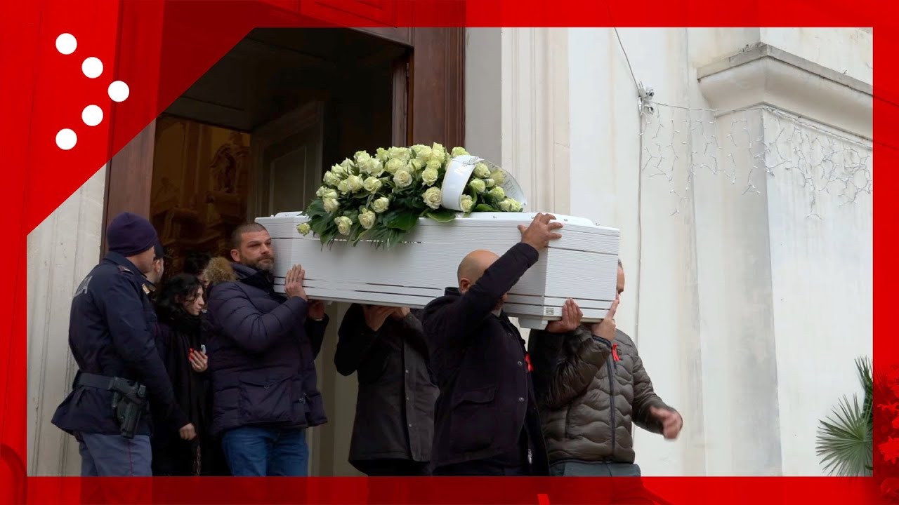 L'ultimo commosso saluto a Giulia Cecchettin: l'uscita del feretro dopo cerimonia a Saonara