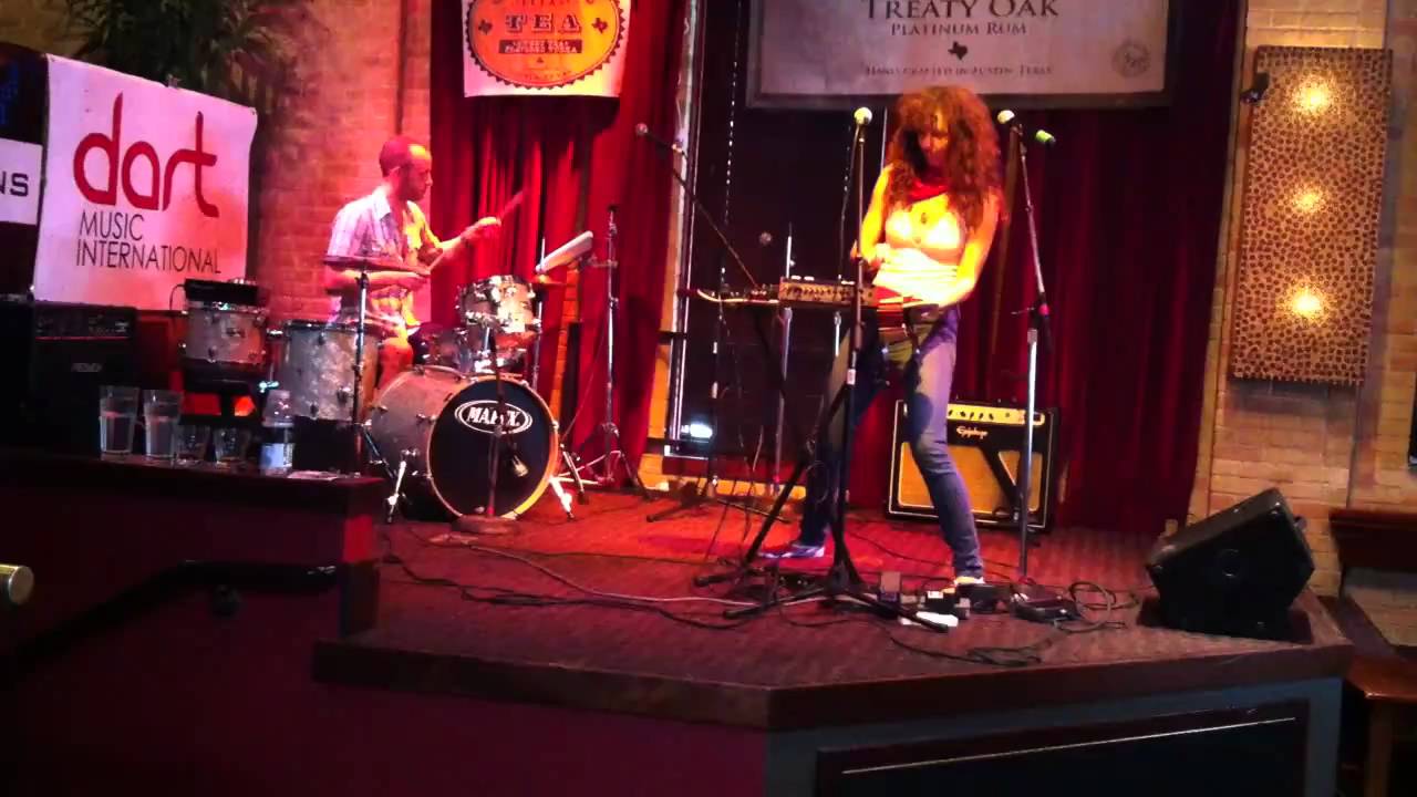 Onili- Body  ( Sentmental- Borgore & onili Remix) SXSW 2011