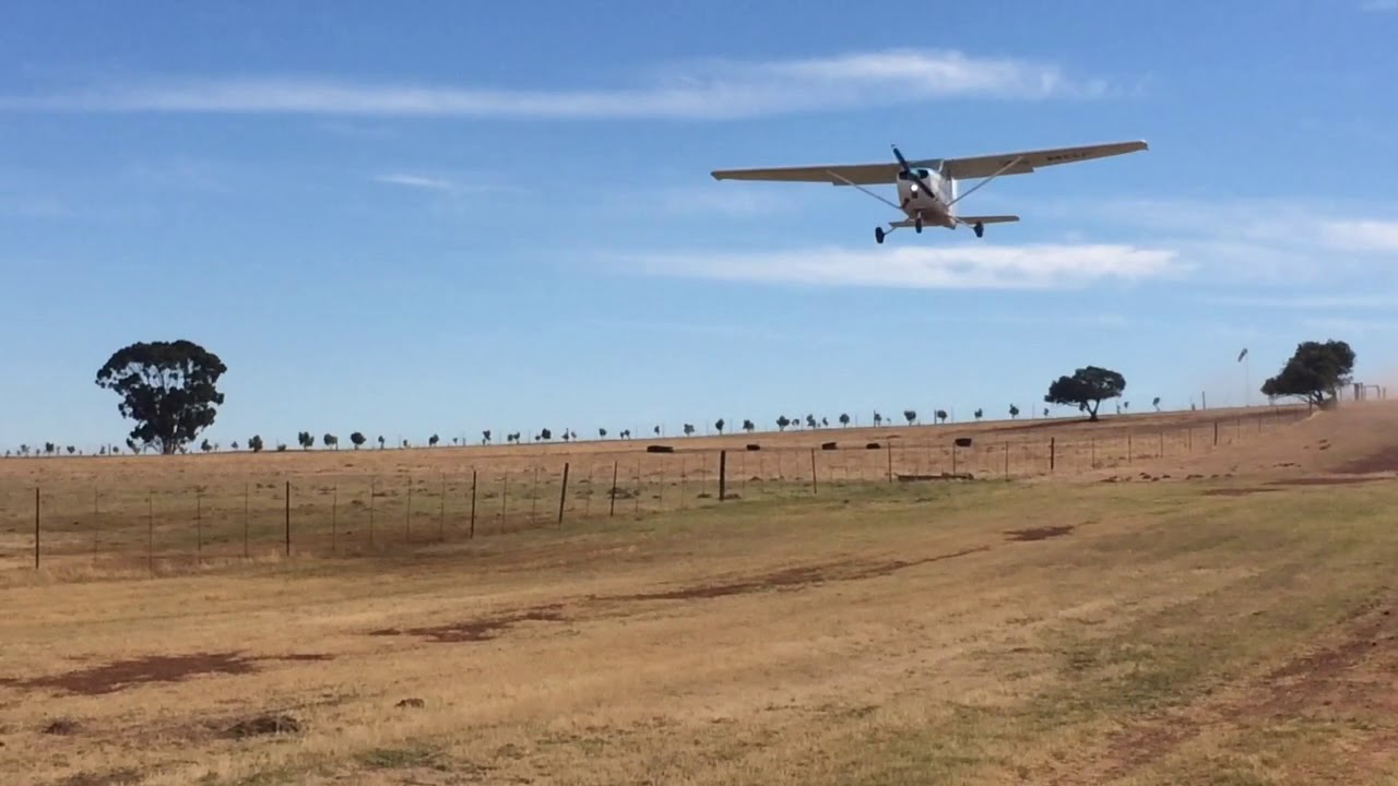 Downhill take off in Cessna 172 from gravel runway Wintervogel