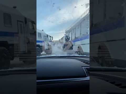 Автозаки встречают Навального во Внуково 17.01