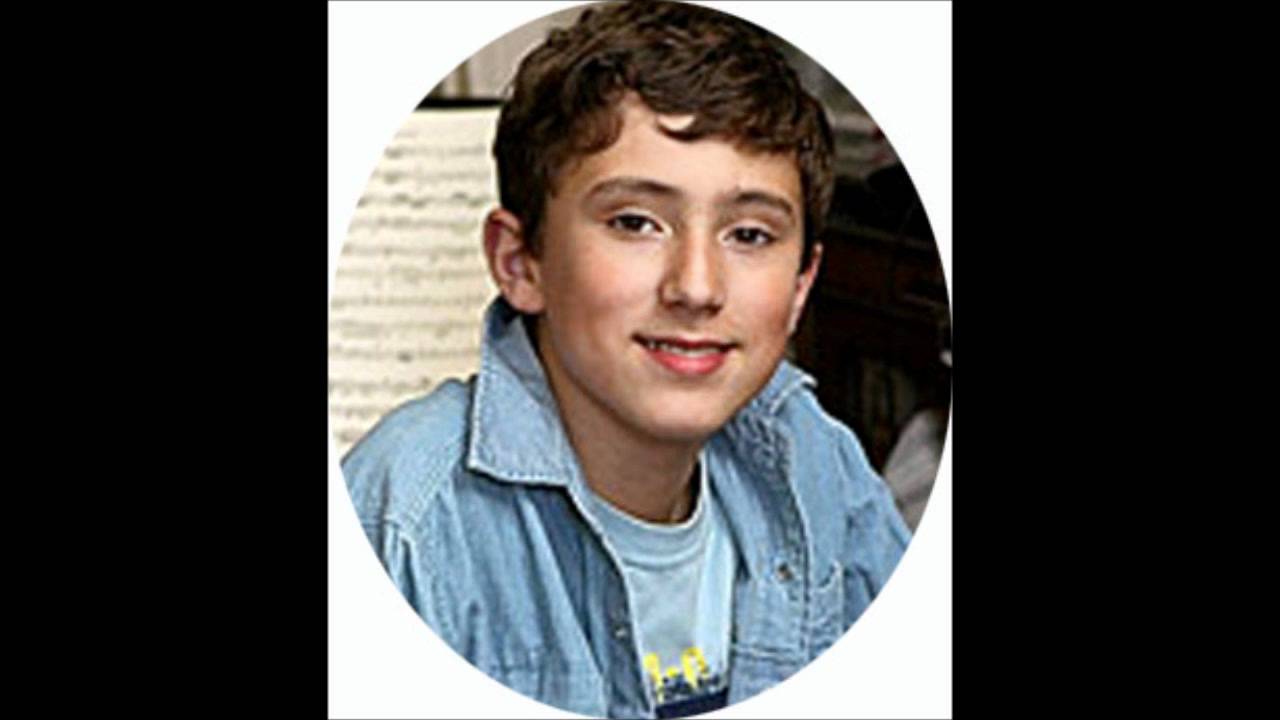 Alex Prior (boy soprano) singing Granada.wmv