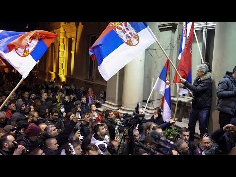 Жесткие столкновения с полицией в центре Белграда. Протестующие пытались ворваться в здание мэрии