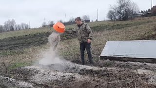 Жизнь в деревне. Удобряю огород. Собрал старый хлам вокруг дома. Привез песок для стройки.