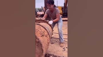Badass! Female Mechanic Tears Down Excavator – Pro Moves!