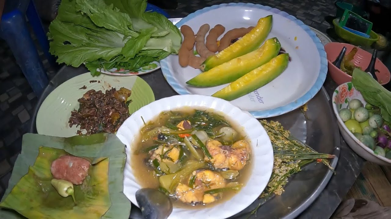 แกงปลาดุกใส่ส้มผักกาดเขียวปลี ก้อยแมงขี้เตา ส้มวัวลูกโดดยักษ์ แตงไทย