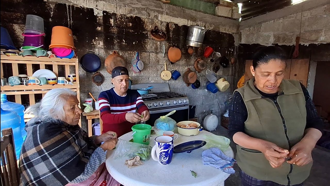 Les muestro como preparo una sopa y caldo con verduras