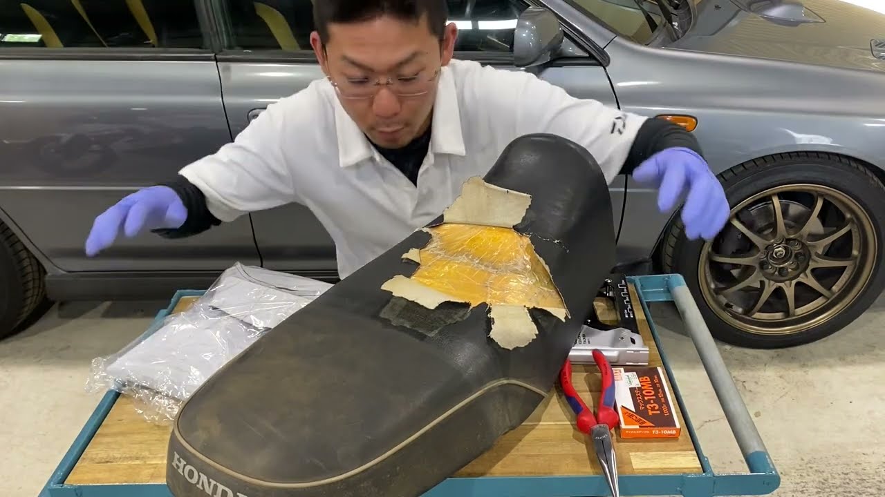 てっちゃん エイプ100 シート張替えキット 超テキトーにエイプ100のシート張り替え - YouTube