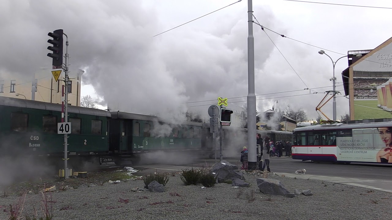 Železniční přejezd Olomouc - Město 3, projíždí parní vlak (AŽD 97)
