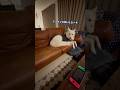 パパにベッドを譲ったけどやっぱりベッドで寝たい大型犬