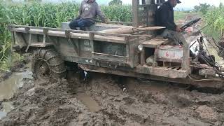 xe công nông đi chở bắp đi đường bùn
