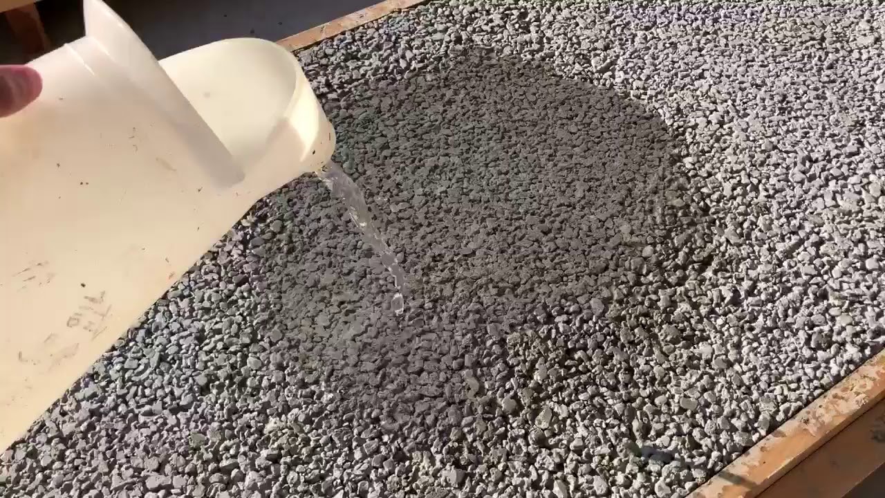 カインズ店頭に設置予定の透水性コンクリート ドライテック サンプルの透水デモンストレーション Youtube