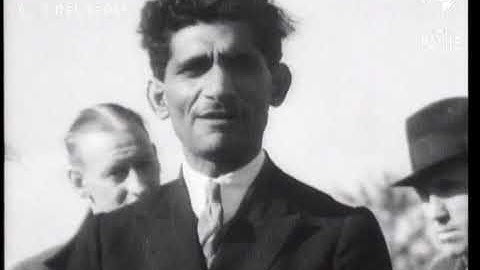Vuurloper loopt over brandend hout en houtskool (1935)