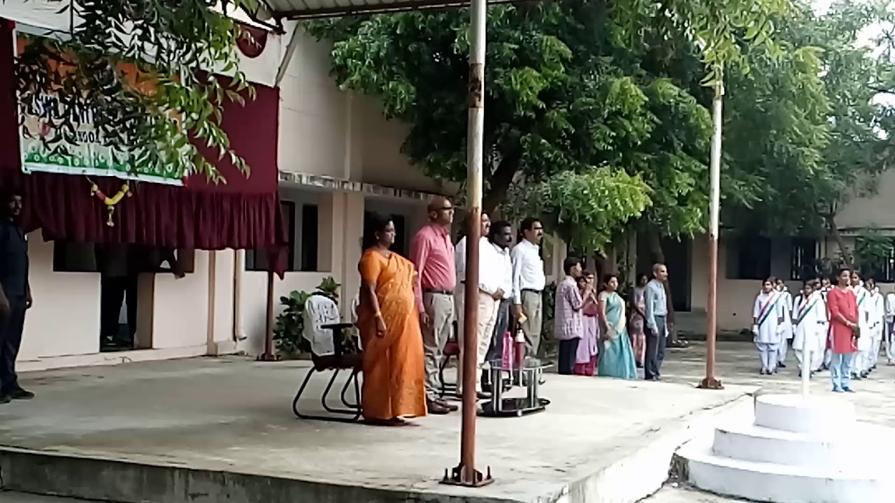 Kids are singing Swaeroes anthem along with Secretary sir