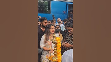 മഞ്ഞ ലഡു കയ്യിൽ പിടിച്ച്  ദിവ്യ പിള്ള ധീരം മൂവി ലൊക്കേഷനിൽ 🥰 #divyapillai #indrajithsukumaran