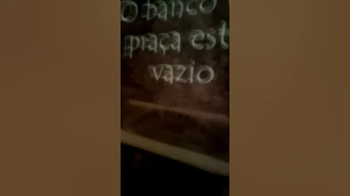 O banco da praa est vazio.Daniel juba