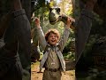 menino aventureiro encontrando dinossauros