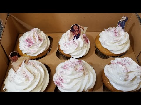 Personalized cupcakes using... Betty Crocker Box cake mix