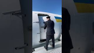 How To Open The Door On Boeing 737 ? #Shorts