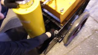YouTube video: Домкрат гидравлический подкатной с винтом-удлинителем ДГП-100ПВ