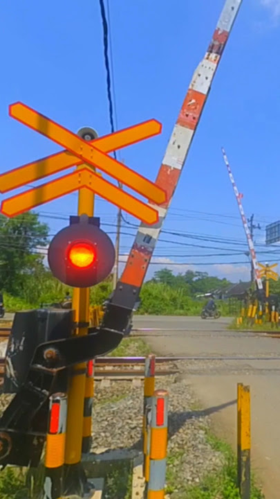 Proses Menutup Palang Pintu Perlintasan Kereta Api Wantech
