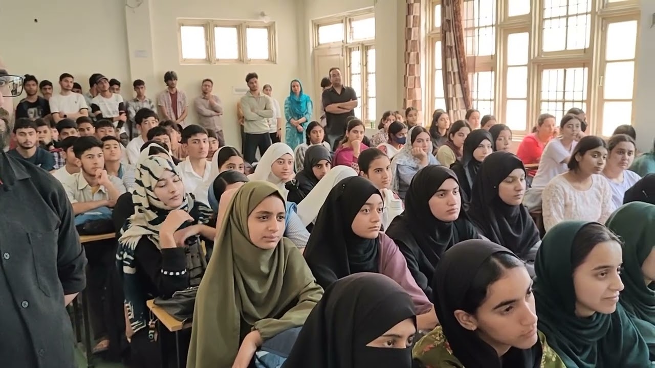 Renown Physics Lecturer Arshad Hussain Dev delivering key lecture at Mind Mentor Coaching Institute