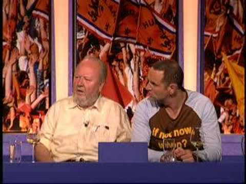 Fragment uit Dit Was Het Nieuws van 8 juni 2006 (WK Special) waar Martin Ros en Peter Houtman te gast waren. Martin Ros maakt een onbedoelde grap over Kluivert.