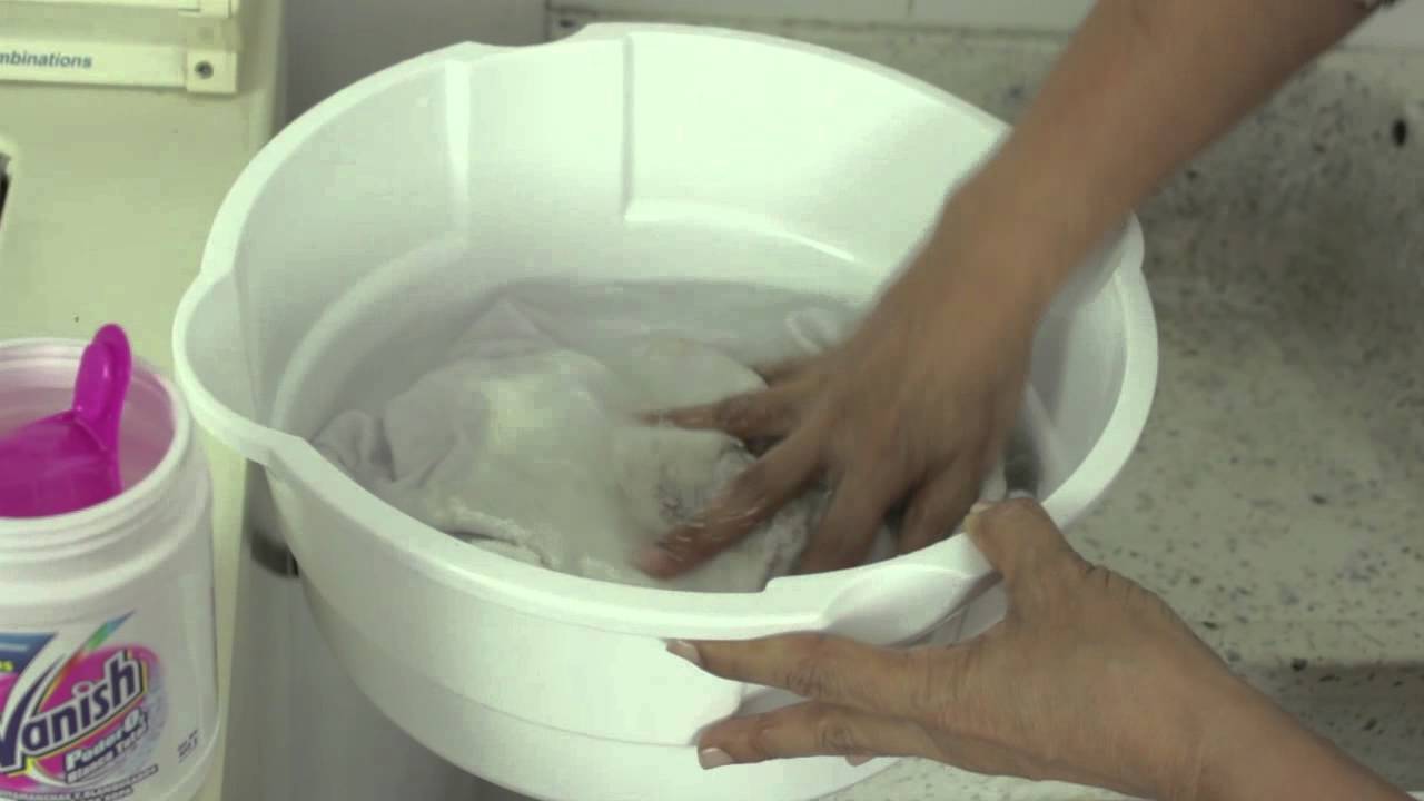 Aprende cómo quitar manchas de barro de tus prendas blancas con Vanish. -  YouTube