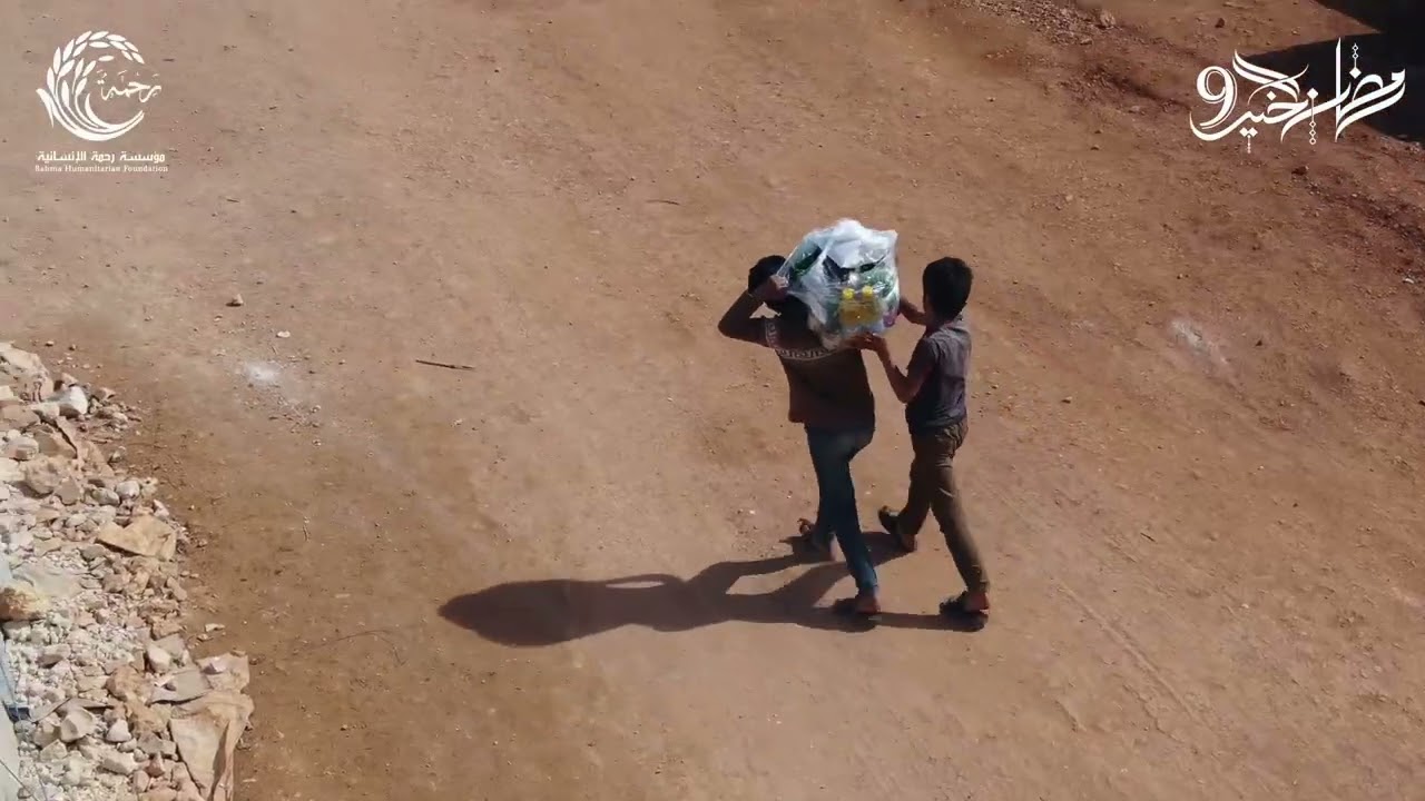 توزيع السلال الغذائية الرمضانية والتمر على أهلنا في مخيم العامرية بلدة حزانو ريف #ادلب
