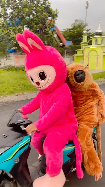 Labubu naik motor bareng monkey #shorts #badut #lucu