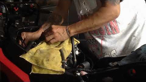 How to change a spark plug of Kawasaki ZX6R 1998