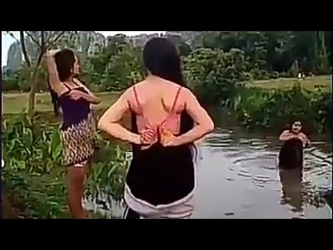 Intip 3 gadis desa mandi disungai